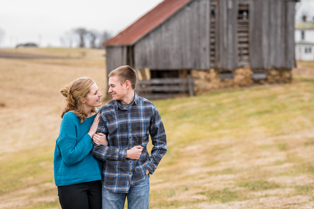 Early Mountain Vineyard Engagement Session - Hunter and Sarah Photography