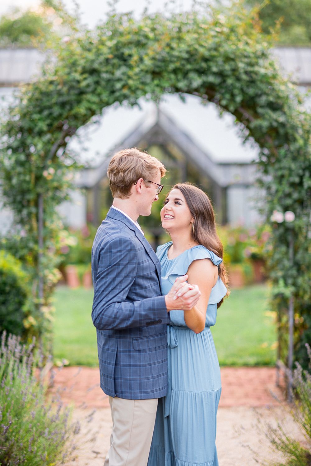 Summery Sunset Engagement Session at the Gardens at Waterperry Farms - Hunter and Sarah Photography