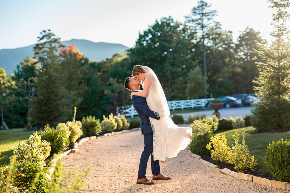 Destined Summer Wedding at The Seclusion In Lexington - Hunter and Sarah Photography