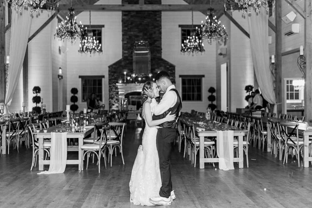 Destined Summer Wedding at The Seclusion In Lexington - Hunter and Sarah Photography