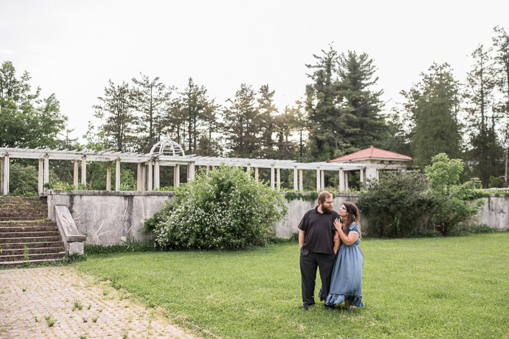 Stormy Spring Engagement Session at Swannanoa Palace - Hunter and Sarah Photography